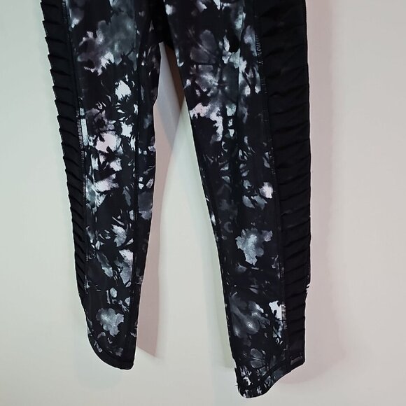 Lululemon Athletica Size 4 Black and White Cropped Leggings for Athleisure - Picture 3 of 10